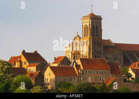 Blick auf die Stadt mit der ehemaligen Klosterkirche Sainte-Madeleine im Abendlicht, Via Lemovicensis, Vézelay, Departement Yonne Stockfoto