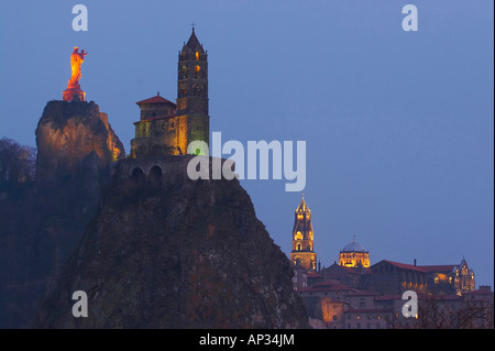 Blick auf Kathedrale Notre-Dame du Puy, Rocher Corneille mit Statue Notre-Dame de France, Chapelle St. Michel d ' Aiguilhe Abend, Stockfoto