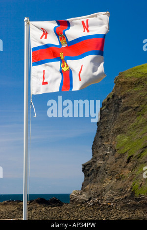 RNLI Royal National Lifeboat Institute Flagge über Crackington Haven in Cornwall Stockfoto