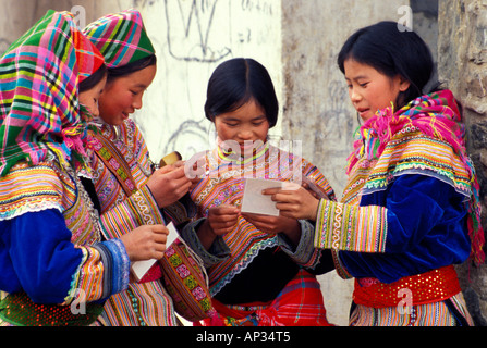 Vier Blume Hmong ethnischen Minderheit Hügel Stamm Teenager Blick auf ihre Fotos, Bac Ha Dorf, Nordvietnam Stockfoto