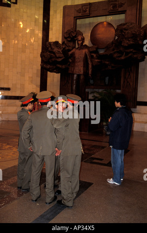 Soldaten, die versammelten sich im Foyer des Ho-Chi-Minh-Museum, Hanoi, Vietnam Stockfoto