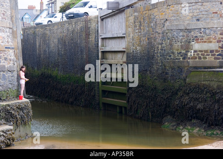 Eingang zum Kanal sperren in Bude Nord Cornwall Stockfoto