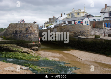 Eingang zum Kanal sperren in Bude Nord Cornwall Stockfoto