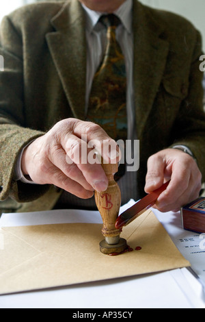 Notar behebt ein Siegel auf ein Dokument, letzten Willen und Testament, Erbschaft Siegel, Siegellack