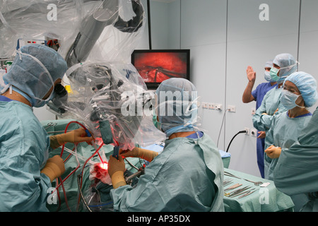 Prof M Samii ist ein Mann der medizinischen Superlative, eine internationale Behörde für Neurochirurgie, er hat mehr als 20.000 teilgenommen Stockfoto