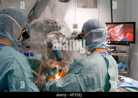 Prof M Samii ist ein Mann der medizinischen Superlative, eine internationale Behörde für Neurochirurgie, er hat mehr als 20.000 teilgenommen Stockfoto