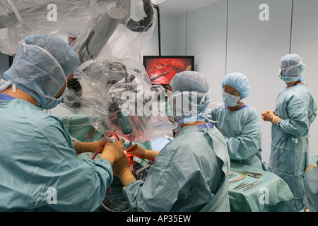 Prof M Samii ist ein Mann der medizinischen Superlative, eine internationale Behörde für Neurochirurgie, er hat mehr als 20.000 teilgenommen Stockfoto