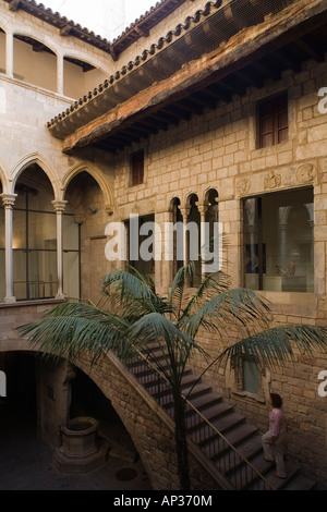 Treppe im Innenhof, Hof, gotischer Palast, Museu Picasso, Picasso-Museum, La Ribera, El Born, Ciutat Vella, Barcelona, Ca Stockfoto