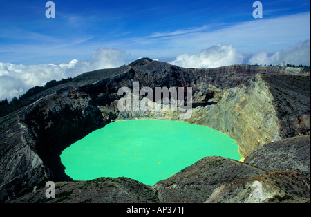 Farbiger See, Mount Kelimatu, Kelimutu Nationalpark, Flores, East Nusa Tenggara Provinz, Indonesien Stockfoto