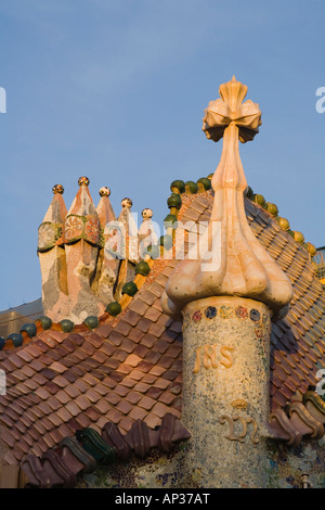 Dach mit Turm und Kreuz, Schornstein, Casa Batlló, Antoni Gaudi, moderne, Passeig de Gracia, Eixample Viertel, Barcelona, Cata Stockfoto