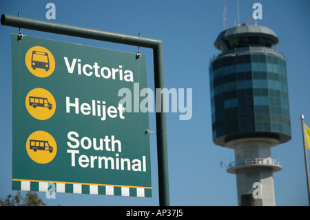 Verkehrszeichen und Kontrollturm am Flughafen Vancouver, Vancouver, Britisch-Kolumbien, Kanada. Stockfoto