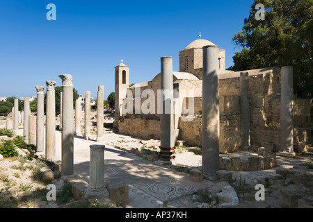 Mosaiken und Säulen des Hl. Paulus, Basilika der Chrysopolitissa (oder Agia Kyriaki), Paphos, Westküste, Zypern Stockfoto