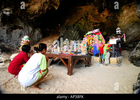 Die Höhle der Prinzessin Si Kunlathewi Tham Phra Nang Nok beim Hut Phra Nang, Krabi, Thailand Stockfoto