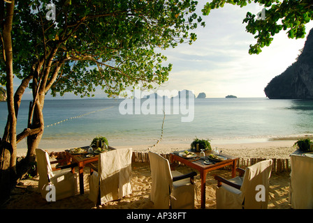 Tabellen aus der Grotte-Restaurant am Strand, Hotel Rayavadee, Hut Phra Nang, Krabi, Thailand Stockfoto