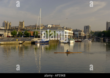 Ein einsamer Ruderer durchquert Bristol Hafen in den frühen Morgenstunden. Stockfoto