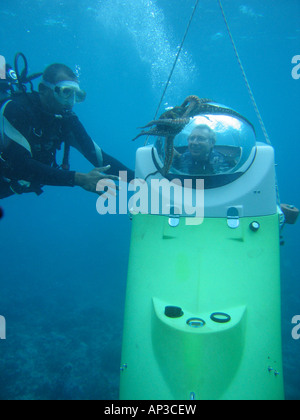 Taucher und Tintenfisch auf Sub-Roller u-Boot Scooter, Blue Safari u-Boot, Trou Aux Biches, Riviere du Rempart District, Mauritius Stockfoto