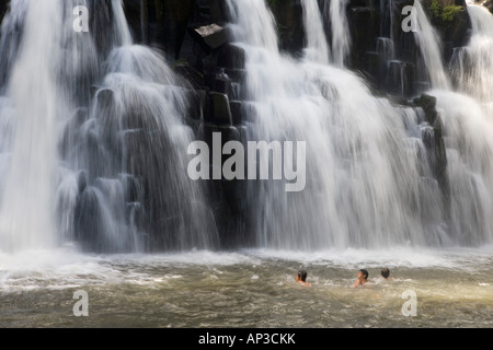 Männer Schwimmen im Pool von Rochester Falls, Savanne-Fluss in der Nähe von Surinam, Savanne Bezirk, Mauritius Stockfoto