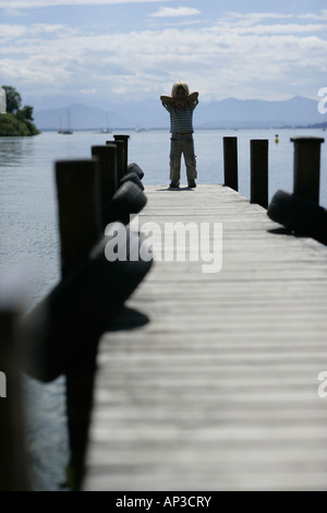 Boy am Steg, Roseninsel Insel, Possenhofen, Starnberger See, Bayern, Deutschland Stockfoto