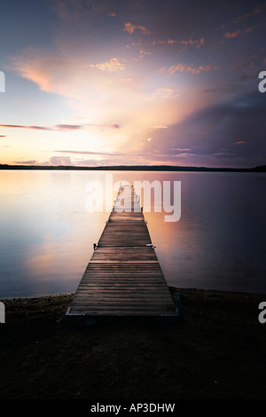 Steg am See bei Sonnenaufgang Madkroken in der Nähe von Vaexjoe, Smaland, Schweden Stockfoto