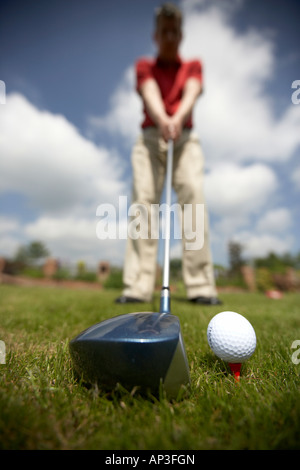 Golfer, die Schlange, einen Schuss auf einen gold-Kurs abschlagen UK Golfer Abschlag Stockfoto