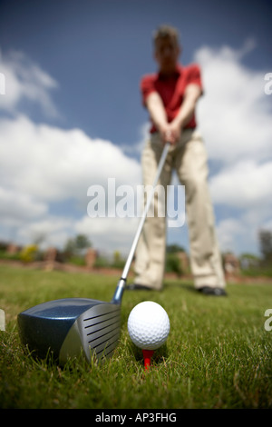 Golfer, die Schlange, einen Schuss auf einen gold-Kurs abschlagen UK Golfer Abschlag Stockfoto