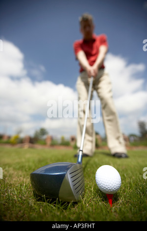 Golfer, die Schlange, einen Schuss auf einen gold-Kurs abschlagen UK Golfer Abschlag Stockfoto