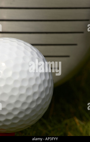 Nahaufnahme von Holz und Galf Ball am Abschlag Stockfoto