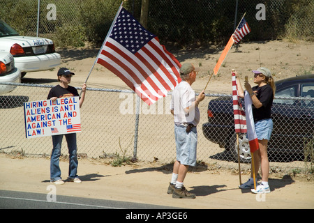 Gegendemonstrant innen auf einer Kundgebung unterstützt Hispanic Tagelöhner an einem einstellenden Aufstellungsort in Laguna Beach, Kalifornien. Stockfoto