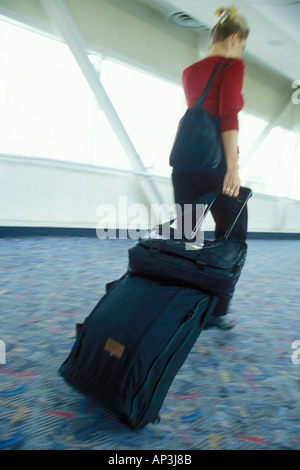 Ziehen Gepäck durch den Flughafen Stockfoto