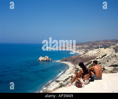 Paar, sitzen an einem Aussichtspunkt über Aphrodite Felsen (oder Petra Tou Romiou), in der Nähe von Pissouri, Westküste, Zypern Stockfoto