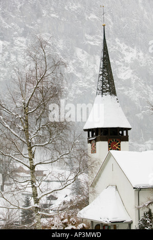 Schweiz, Bern, LAUTERBRUNNEN: Stadtkirche & Berge / Winter Stockfoto