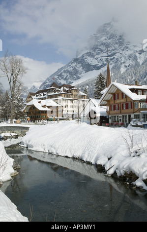 Schweiz, Bern, KANDERSTEG: Kandertal Tal, Stadt zentrieren / Winter Stockfoto
