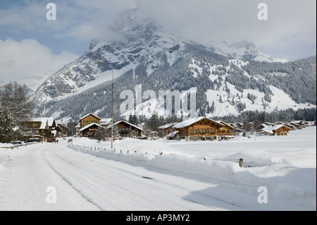 Schweiz, Bern, KANDERSTEG: Kandertal Tal, Schnee bedeckt Straße / Winter Stockfoto