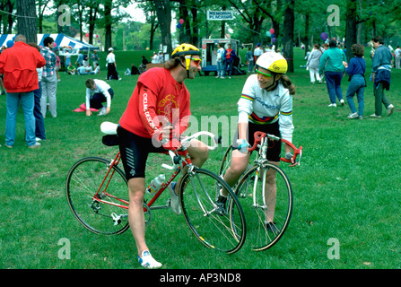 Zwei Freunde Alter 30 sprechen auf Fahrrädern im Park. Minnehaha Park Minneapolis Minnesota MN USA Stockfoto