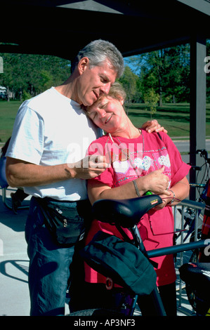 Ehegatten Alter 55 umarmen entlang der Great River State Park Bike Trail. Onalaska Wisconsin WI USA Stockfoto