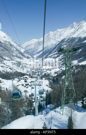 Schweiz, Wallis/Valais, ZERMATT: Furi (El 1864 m) / Winter Seilbahn nach Zermatt Stockfoto