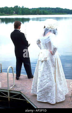 Angeln am Dock zu pflegen, wie wütend Braut ungeduldig Alter von 27 Jahren wartet. Roy See Nisswa Minnesota MN USA Stockfoto