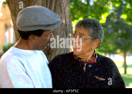 Freunde Alter 70 mit Herz zu Herz in den Park sprechen. St Paul Minnesota MN USA Stockfoto
