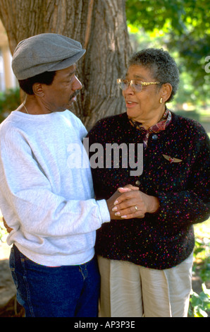 Ein freundliches Gespräch unter Freunden Alter 70 im Park. St Paul Minnesota MN USA Stockfoto