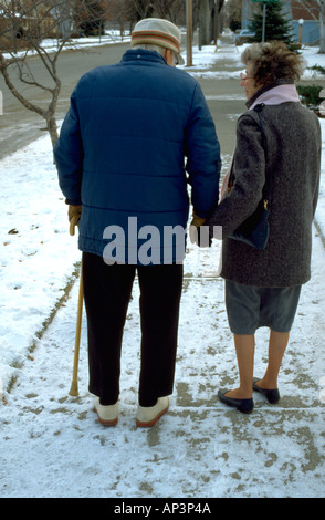 Pensionierter Arzt Alter von 87 und Frau Alter 73 Fuß in der Nähe ihrer Heimat. Minneapolis Minnesota MN USA Stockfoto
