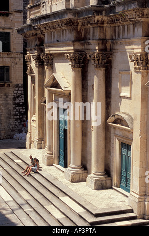 Europa, Kroatien, Dubrovnik, Altstadt. Touristen auf den Stufen der Kathedrale Stockfoto