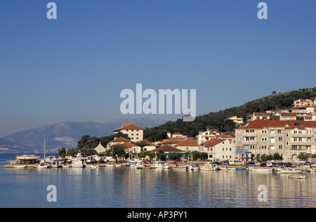 Europa, Kroatien, Dalmatien, Trogir. Ansicht der Häuser auf dem Hügel über den Kanal Stockfoto