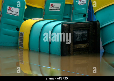 Im Flutwasser schwimmende Toiletten, Glastonbury Festival 2005 Stockfoto