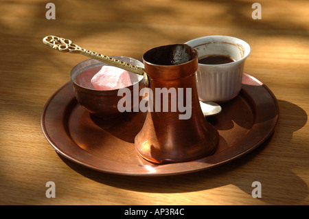 Ausgeprägte bosnischen Kaffee in einem Café in Sarajevo serviert auf traditionelle Zinn Schalen Stockfoto