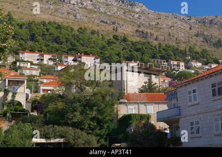 Häuser in den Bergen rund um die alte Seilbahn station Dubrovnik Dalmatien Kroatien Stockfoto