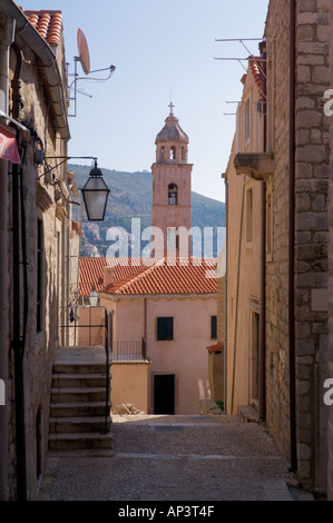 Der Turm des Dominikanerklosters erhebt sich über die engen Gassen von Dubrovnik Dalmatien Kroatien Stockfoto