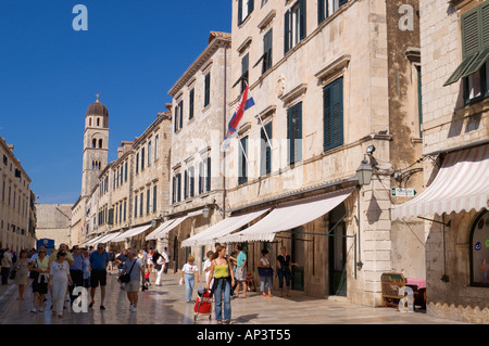 Touristen und Shopper spazieren Placa im Zentrum alten Stadt Dubrovnik Dalmatien Kroatien Stockfoto