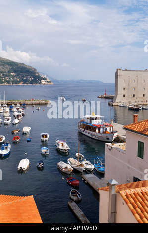 Kleine Boote und eine Fähre in der alten Stadt Hafen Dubrovnik Dalmatien Kroatien Stockfoto