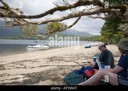 Mutter und Sohn Picknick am Ufer des Lake Brunner (per Boot erreicht) Stockfoto