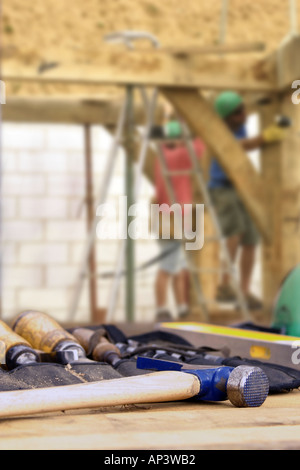 Tischler-Werkzeuge auf einer Bank vor einem Holz gerahmt Gebäude im Bau einladendsten Dorset UK Stockfoto